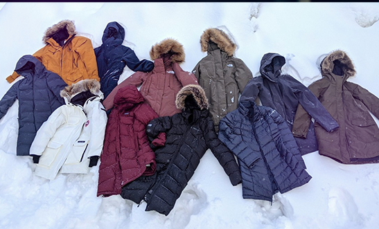Dámske a pánske zimné bundy v rôznych farbách s kapucňou
